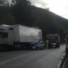 El camión y turismo implicados en el accidente en el Pont de Suert.