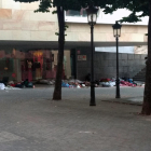 Imagen de temporeros durmiendo bajo la cubierta del centro cívico de l’Ereta.