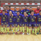 Jugadores del Futsal Lleida Restaurante Lo Caragol, ayer en la presentación en el Onze de Setembre.