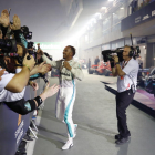 Lewis Hamilton, tras bajar de su Mercedes ayer, una vez conseguida la victoria en el circuito urbano de Marina Bay.