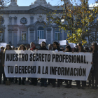Manifestació de periodistes per reivindicar el secret professional, ahir, davant del Suprem.