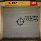 La sede de ERC en L'Hospitalet amanece con una pintada que les llama "nazis"