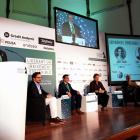 Joan Reñé presentó la mesa redonda de Jordi Barri, Joan Mayoral i Neo Sala, moderada por Lluís Foix.