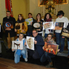 Directores y responsables de museos de la Xarxa con imágenes de algunas de sus piezas. 