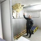 El presidente de la UE Balàfia, Paco Rodríguez, muestra el techo de uno de los vestuarios que están cerrados.