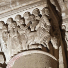 Escena del Dubte de Sant Tomàs, esculpida en un capitel de la nave central de la Seu Vella de Lleida.