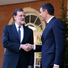 Mariano Rajoy i Pedro Sánchez se saluden a les portes de Moncloa abans de la reunió.