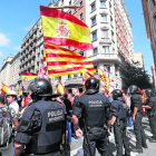 Los Mossos hicieron un cordón de seguridad en Via Laietana para evitar que las dos manifestaciones se juntaran.
