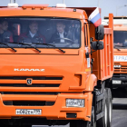 Vladímir Putin abre el puente al volante de un camión. 