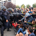 Una de las cargas policiales ante la sede de la Escola Oficial d’Idiomes de Lleida.