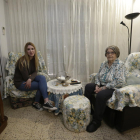 La Glòria conversant ahir amb la Rosa al seu domicili a Lleida.