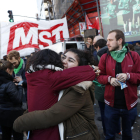 Miles de personas festejaron en Argentina la aprobación de la despenalización del aborto.