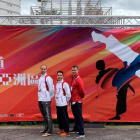 Los tres integrantes de la Selección Española de Taekwondo posan junto a uno de los carteles que anuncian el Mundial en Taipei.
