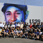 Piloto del Mundial posan frente al grafiti en tributo al fallecido Luis Salom en Montmeló.