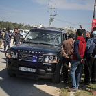 Agentes de seguridad palestinos inspeccionan el convoy.