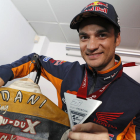 Dani Pedrosa mostra la medalla que l’acredita com a pilot de llegenda de MotoGP.