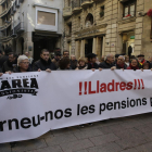 Membres de la Marea Pensionista de Lleida, ahir a la manifestació davant de la Paeria.