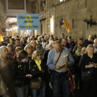 Imagen del acto ‘Cantaires per la llibertat’ en la plaza Paeria de Lleida, ayer.