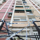 Un hombre ha fallecido en Cornellà de Llobregat (Barcelona) después de saltar por la ventana de su vivienda, situada en una décima planta, cuando una comitiva judicial había acudido al piso para ejecutar un desahucio por impago de alquiler al propietario, un banco.