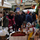 Decenas de personas se acercaron ayer hasta el mercado de Navidad de La Seu d’Urgell.  
