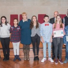 La entrega de premios a los nueve alumnos galardonados se celebró ayer en el Saló Víctor Siurana de la UdL, presidido por los vicerrectores Neus Vila y Francesc Garcia. 