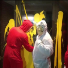 Fotograma del vídeo difundido en redes donde se ven las maniobras de limpieza de los activistas.