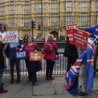 Britànics ‘pro Brexit’ i ‘anti-Brexit’ protesten fora del Palau de Westminster.