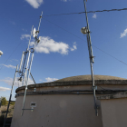 Antenas WiMax de un operador privado en el depósito de agua de Torrebesses.