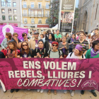 L’associació Marea Lila va encapçalar la concentració de la plaça Sant Joan amb el lema “Ens volem rebels, lliures i combatives”.