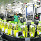 Cadena d’envasament de l’oli d’oliva en una planta del Grup Borges.