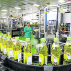 Cadena de envasado del aceite de oliva en una planta del Grupo Borges.