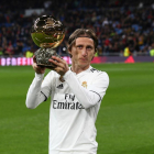 Modric ofreció a su afición el Balón de Oro recién ganado.