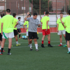 Pau Prior dirige un entrenamiento con su actual equipo, el Artesa de Segre, que milita en Segunda Catalana.