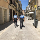 La policia local de les Borges Blanques patrullant pels carrers de la ciutat