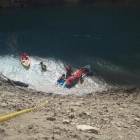 Imagen del rescate el domingo del excursionista herido tras caer al río en Mont-rebei. 
