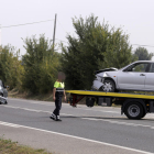 Los dos coches implicados tras el accidente en el punto kilométrico 456 de la carretera N-II. 