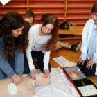 Els estudiants aprenen tècniques per saber actuar en cas de parada cardiorespiratòria.