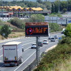 Vehicles en circulació per una autopista catalana.