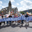 Miles de personas se concentraron ante el Parlamento escocés contra la presencia de Trump.