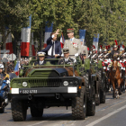 Macron saluda al público congregado a su llegada a los Campos Elíseos de París.