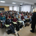 Opositores ayer en el instituto Josep Lladonosa antes de empezar las pruebas.