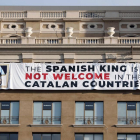 Pengen una pancarta contra el rei a la plaça de Catalunya