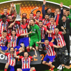 Els jugadors de l’Atlètic de Madrid celebren el títol conquerit ahir a Lió.