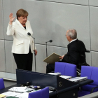Angela Merkel presta juramento de su cargo al presidente del Parlamento alemán Wolfgang Schaeuble.
