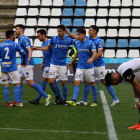 Javi López intenta controlar un balón ante la oposición de un rival.