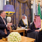 Mike Pompeo junto al rey saudí, Salmán bin Abdelaziz, ayer en Riad.