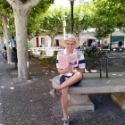 Josep de Lamoga ‘Waldo Lideker’, a la plaça de la Creu de Tremp amb la novel·la ‘R. C. nació en Talarn’.