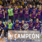 La plantilla i el cos tècnic del Barça posen amb el trofeu conquerit ahir.