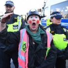 Manifestantes contra el cambio climático bloquean cinco puentes de Londres