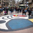 Una ofrenda de flores en el ‘Mosaic del Pla de l’Os’ en Barcelona. 